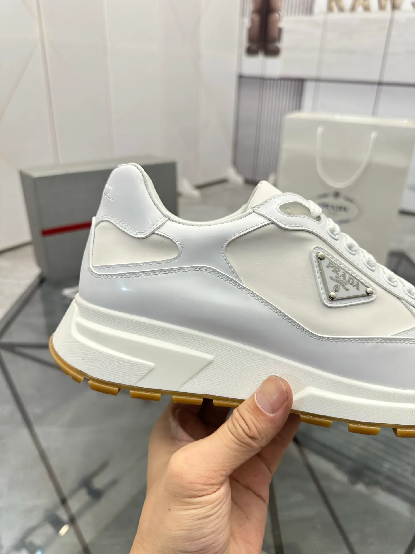 Men's shoes for sale 💰: 💰P580¥ High-end top quality Product trademark: Prada *"Prada*" low-top casual shoes Regular size: 38-45 (can be customized to 46) Product materials: imported first-layer cowhide stitching breathable mesh upper, water-dyed cowhide lining, cowhide foot pads, original ultra-light foam outsole. No.: 001